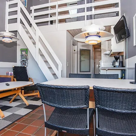 6 Person In Fano-by Traum *