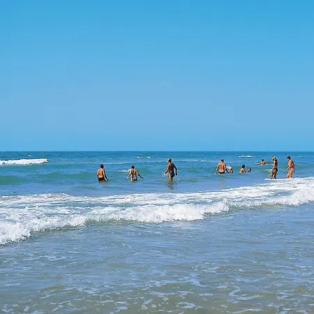 6 Person In Fano-by Traum *