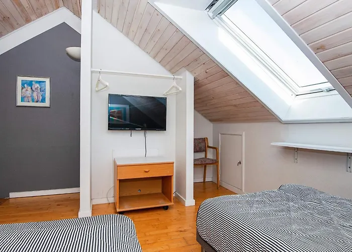 6 Person In Fano-by Traum