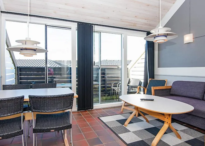 6 Person In Fano-by Traum