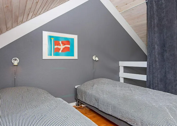 6 Person In Fano-by Traum